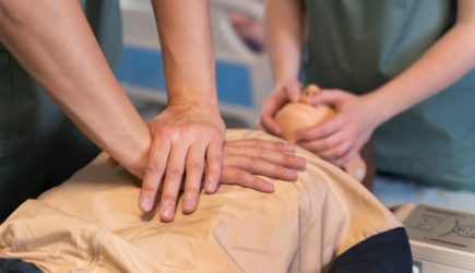 Мясников научил спасать жизнь одним движением: прием, который работает, когда секунды решают все