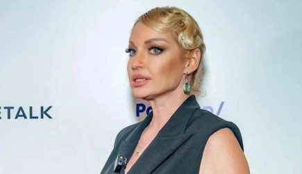 Волочкова призналась, что передвигается на костылях после операции в Германии