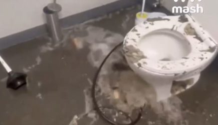 Корабль ВМС США за 13 млрд долларов «обделался» у берегов Ирана