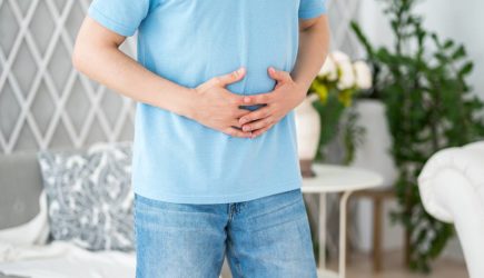 Россиян со вздутием живота предупредили о риске смертельно опасного заболевания