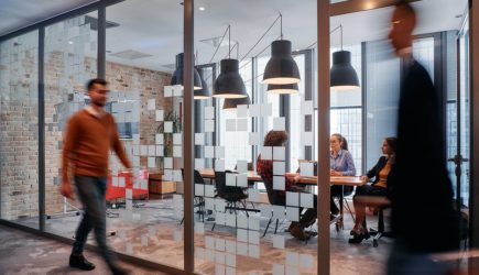 Мужчины и женщины перечислили самые непристойные увиденные на работе вещи