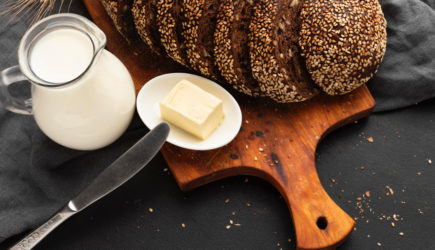 Почему магазинное масло пахнет вкусно, а деревенское — будто его кто-то полоскал со скисшим бельем?