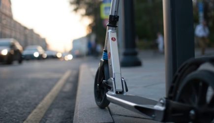 Популярный телеведущий упал с самоката в прямом эфире