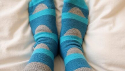 Нужно ли ложиться спать в носках: ответ шокирует