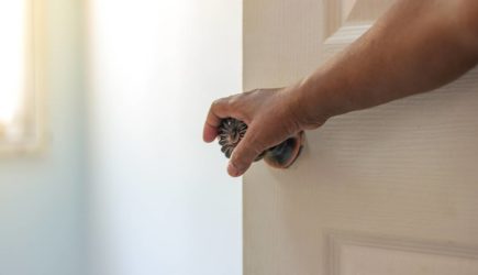 Забывающим причину выхода из комнаты людям объяснили это явление