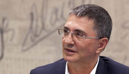 Доктор Мясников раскрыл жесткий подход врачей в США: «Либо пьешь, либо умрешь»:
