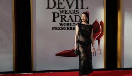 57-летняя актриса в прозрачном платье вышла на ковровую дорожку