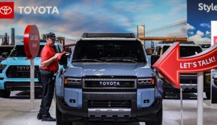 Ушедший из России концерн установил рекорд продаж машин