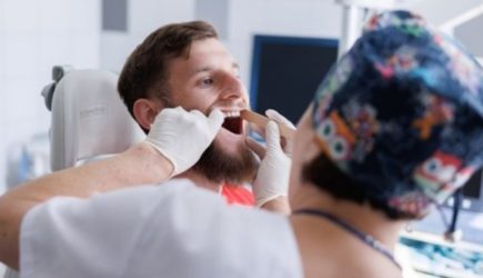 Связь здоровья зубов и сердца: почему стоматологические процедуры требуют внимания