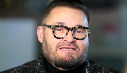 Сбежавшего экс-ведущего «Первого канала» не узнают за границей