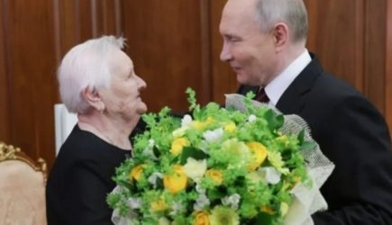 Личный жест: Владимир Путин заехал за своей первой учительницей на Арбат