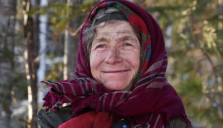Жизнь в тишине тайги: почему Агафья Лыкова остается в лесной избушке
