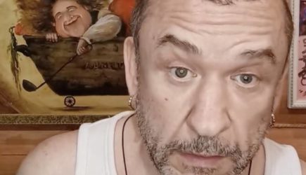 Похудевший на 80 килограммов артист «Кривого зеркала» показал волосы после пересадки
