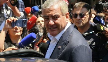 Выборы в Армении: неизвестные в масках ворвались в офис оппозиции