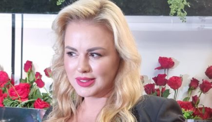 Сбежавшая из страны Анна Семенович предалась страсти в святом месте