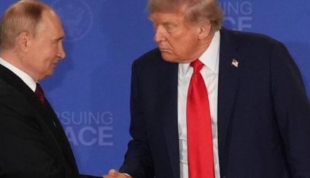 Хоккейный юмор в Овальном кабинете: как Трамп принял подарок от Путина