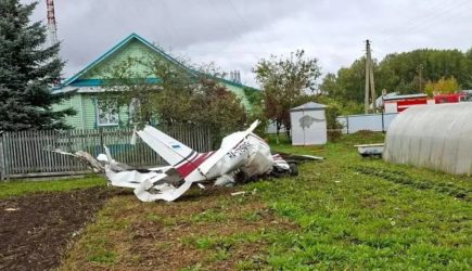 Появилось фото рухнувшего в огород частного дома в России самолета