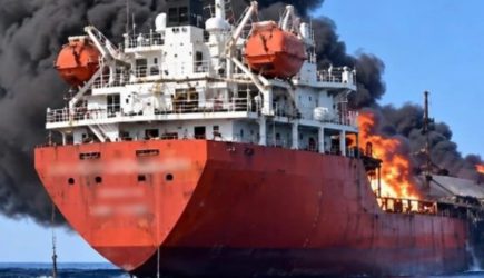 Танкер с 750 тысячами баррелей нефти загорелся после взрыва в Ормузе